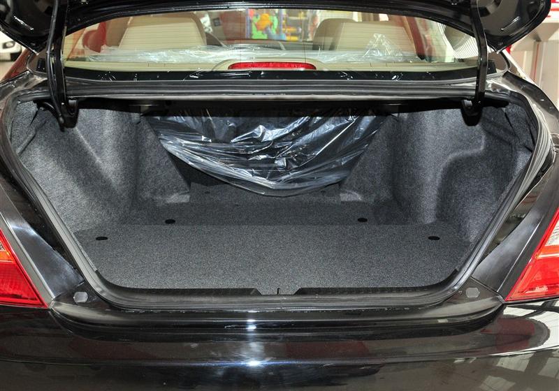 比亚迪F6  2011款 黄金版 1.8L MT豪华型