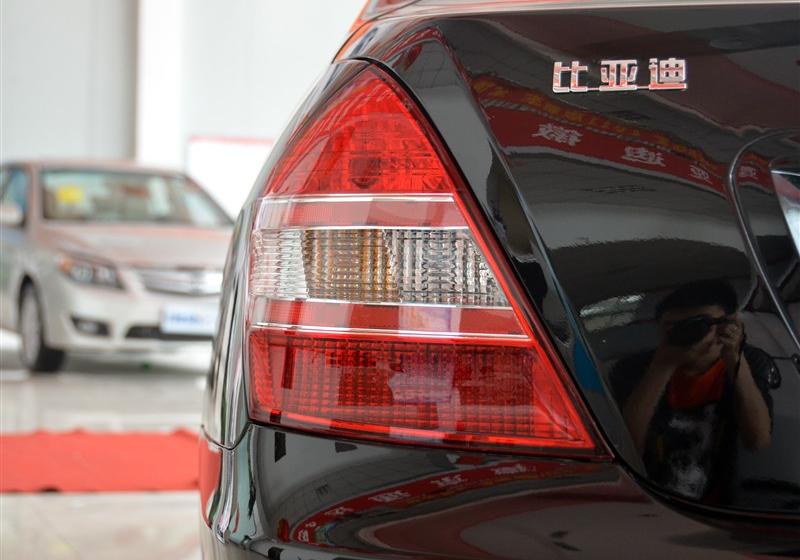比亚迪F6  2011款 黄金版 1.8L MT尊享型