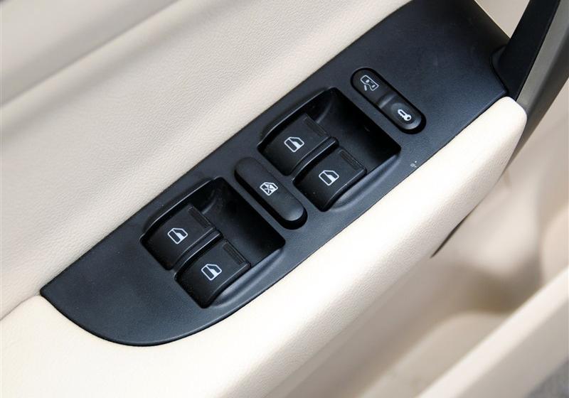 奇瑞A3  2012款 三厢 1.6CVT 进取型