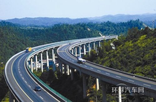 夏季高速行车需注意安全 切忌突然停车