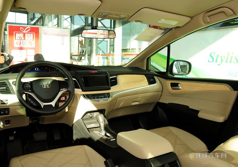 2013款 1.8L 自动舒适版 6座