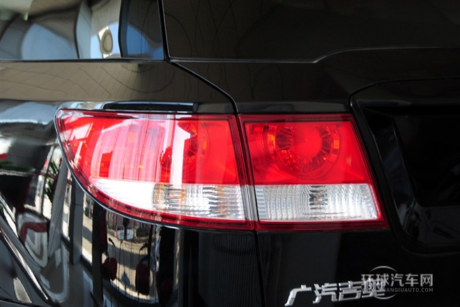2012款 2.0L 手动汽油两驱天窗版