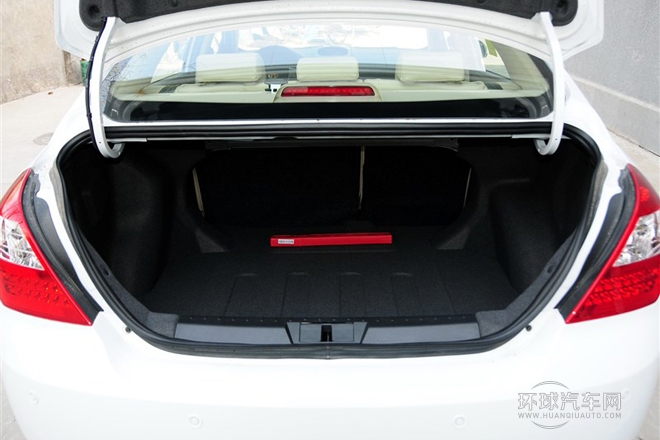 2013款 三厢 1.8L 手动精英型