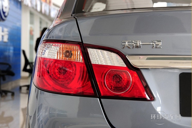 2013款 1.3L 手动豪华气囊型