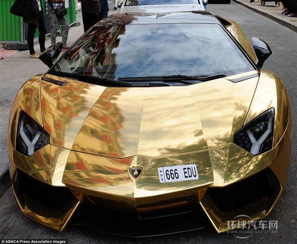 低端土豪买不起 四千万的黄金兰博基尼现身巴黎
