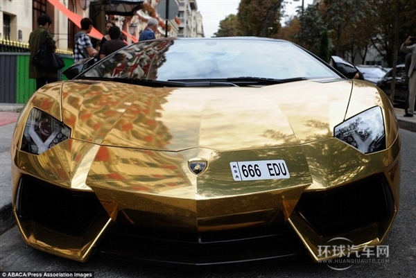 低端土豪买不起 四千万的黄金兰博基尼现身巴黎