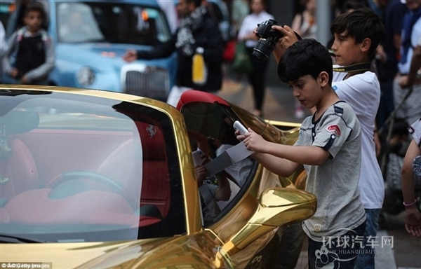 低端土豪买不起 四千万的黄金兰博基尼现身巴黎