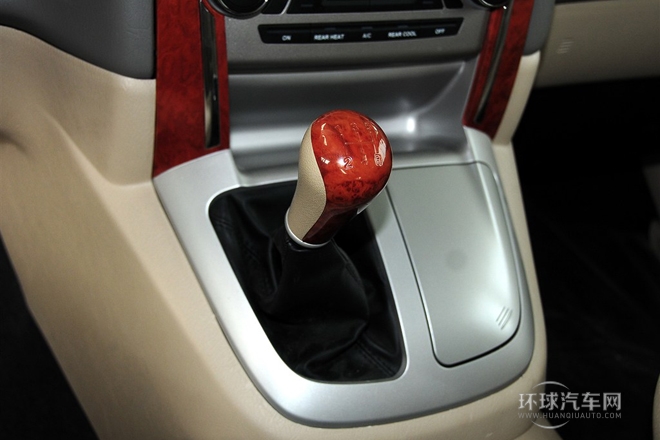 2010款 2.4L-3代 尊领豪华型长轴9座4RB2