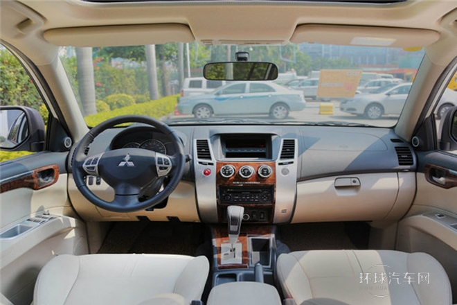 2013款 3.0L 自动两驱豪华版