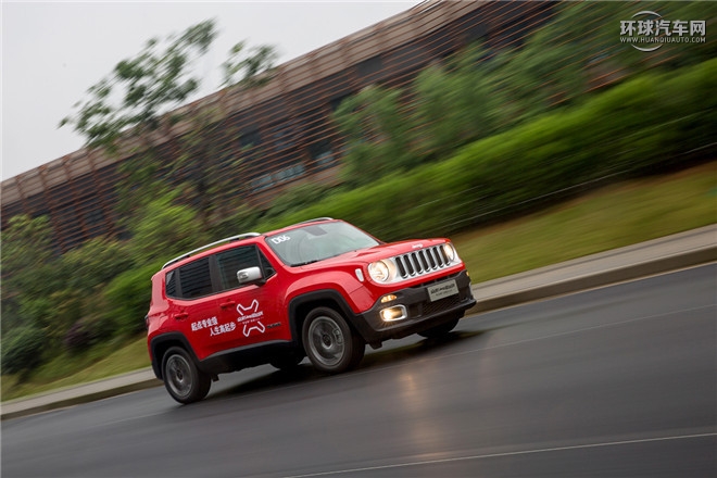 Jeep自由侠官方图片