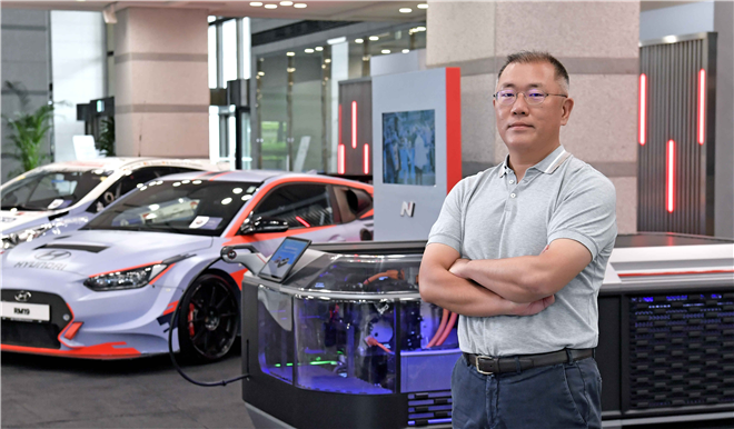 现代汽车集团郑义宣会长荣膺2021年度《Autocar》最高荣誉奖