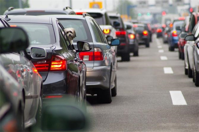 开学季道路拥堵 换瓦尔塔AGM避免趴车