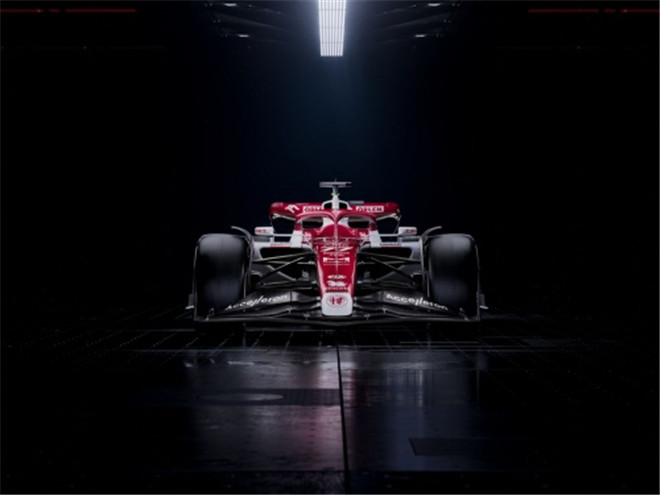 中国F1第一人周冠宇新座驾亮相 阿尔法罗密欧品牌焕新重启