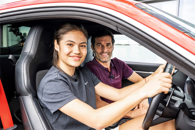 艾玛·拉杜卡努： 在银石驾驶保时捷911 Carrera S激情刷圈