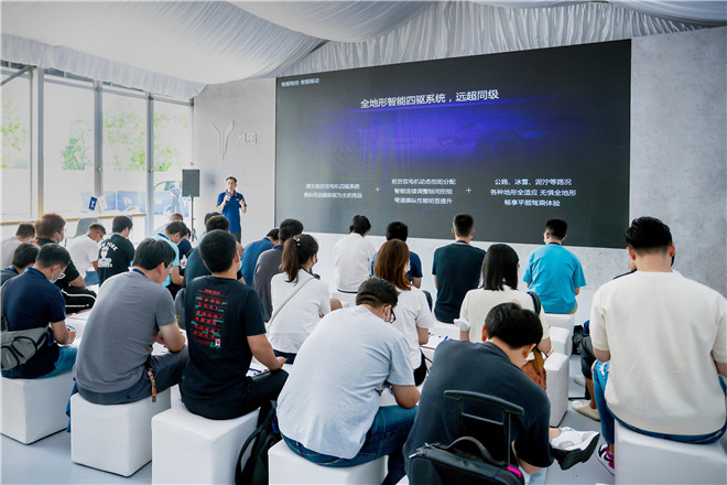 全场景智能泊车、“魔毯”+铝合金悬架，岚图梦想家树立新标准！