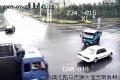 车主居然没事！桑塔纳闯红灯撞向福克斯