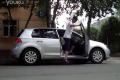 实践出真知！车友仿外国视频暴力测车门