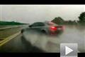 当场撞翻！宝马M3雨中高速失控惨剧实拍