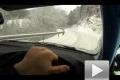 水平不错！车友驾后驱车跑积雪山路